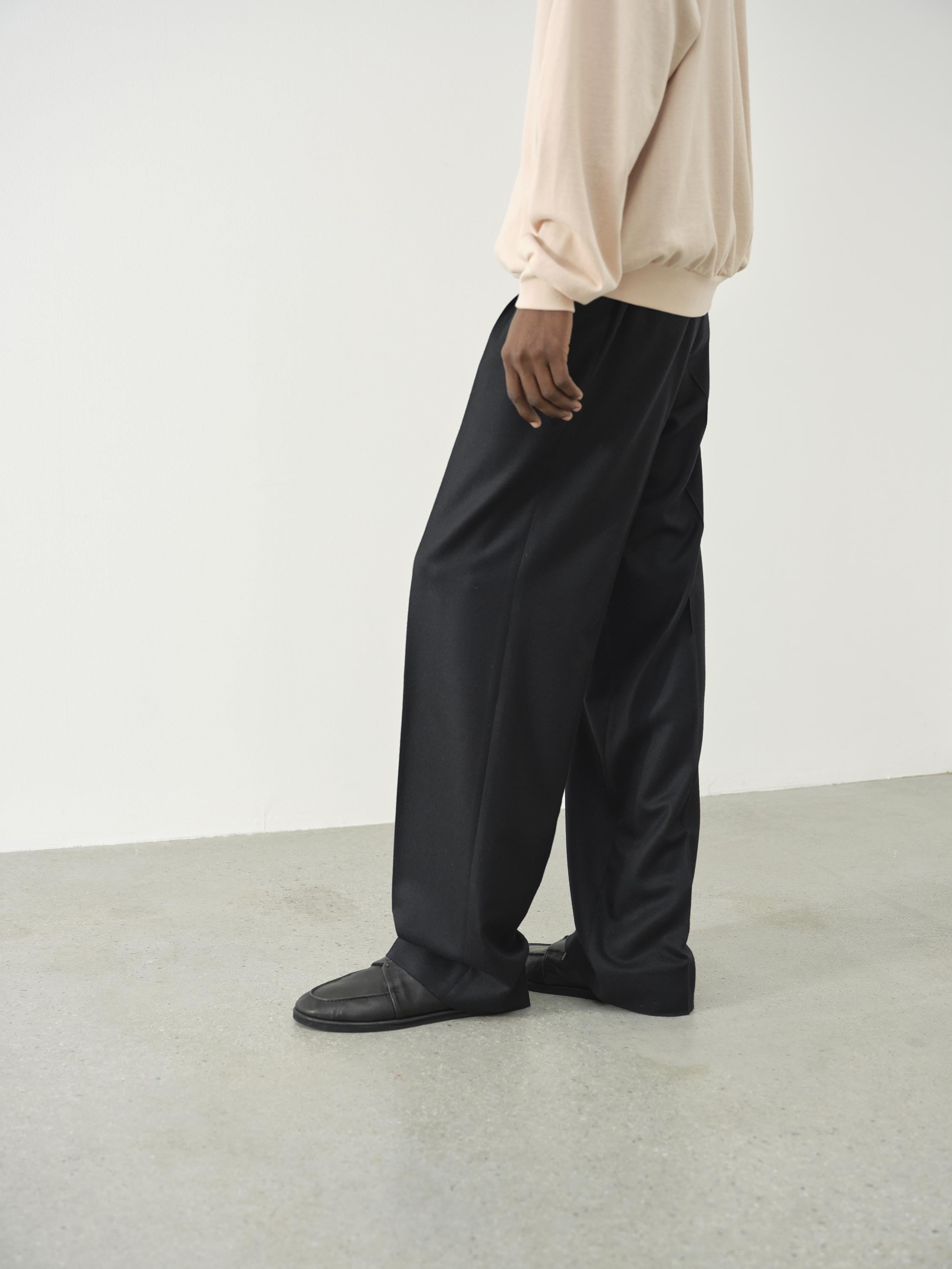 LIGHT WOOL MAX GABARDINE TWO-TUCK SLACKS 詳細画像 TOP BLACK 3