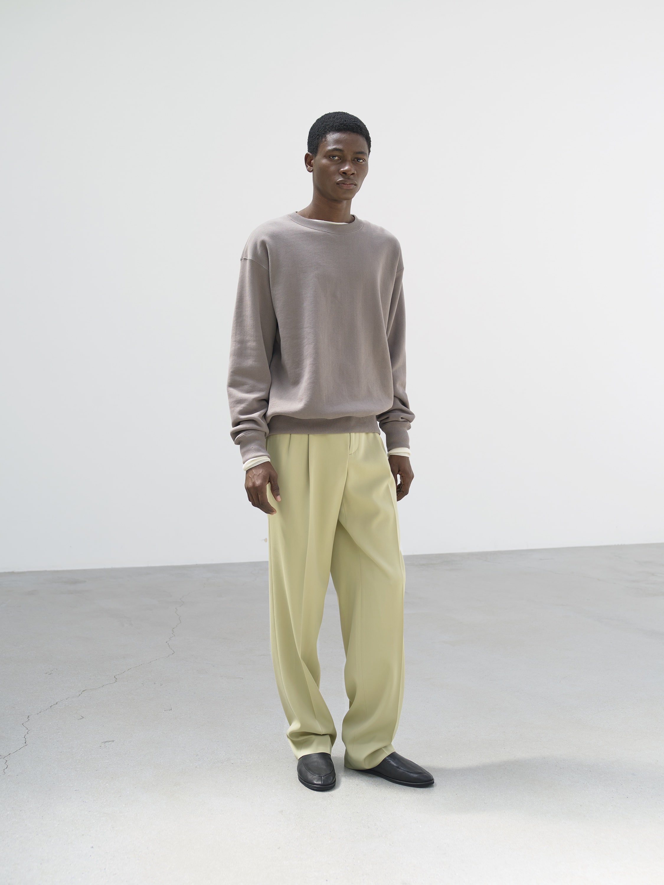 LIGHT WOOL MAX GABARDINE TWO-TUCK SLACKS - AURALEE Official Website