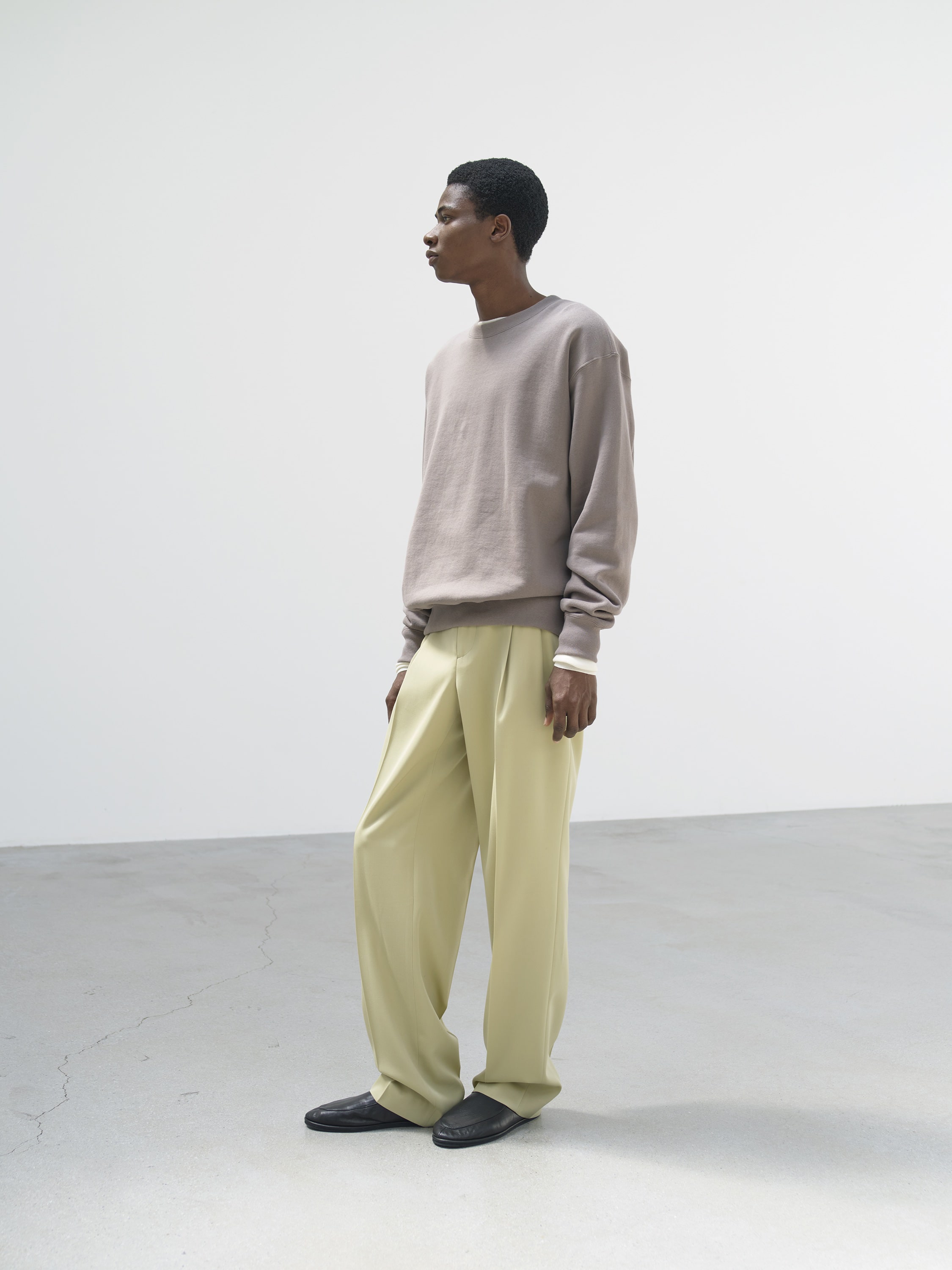 LIGHT WOOL MAX GABARDINE TWO-TUCK SLACKS 詳細画像 LIGHT KHAKI 2