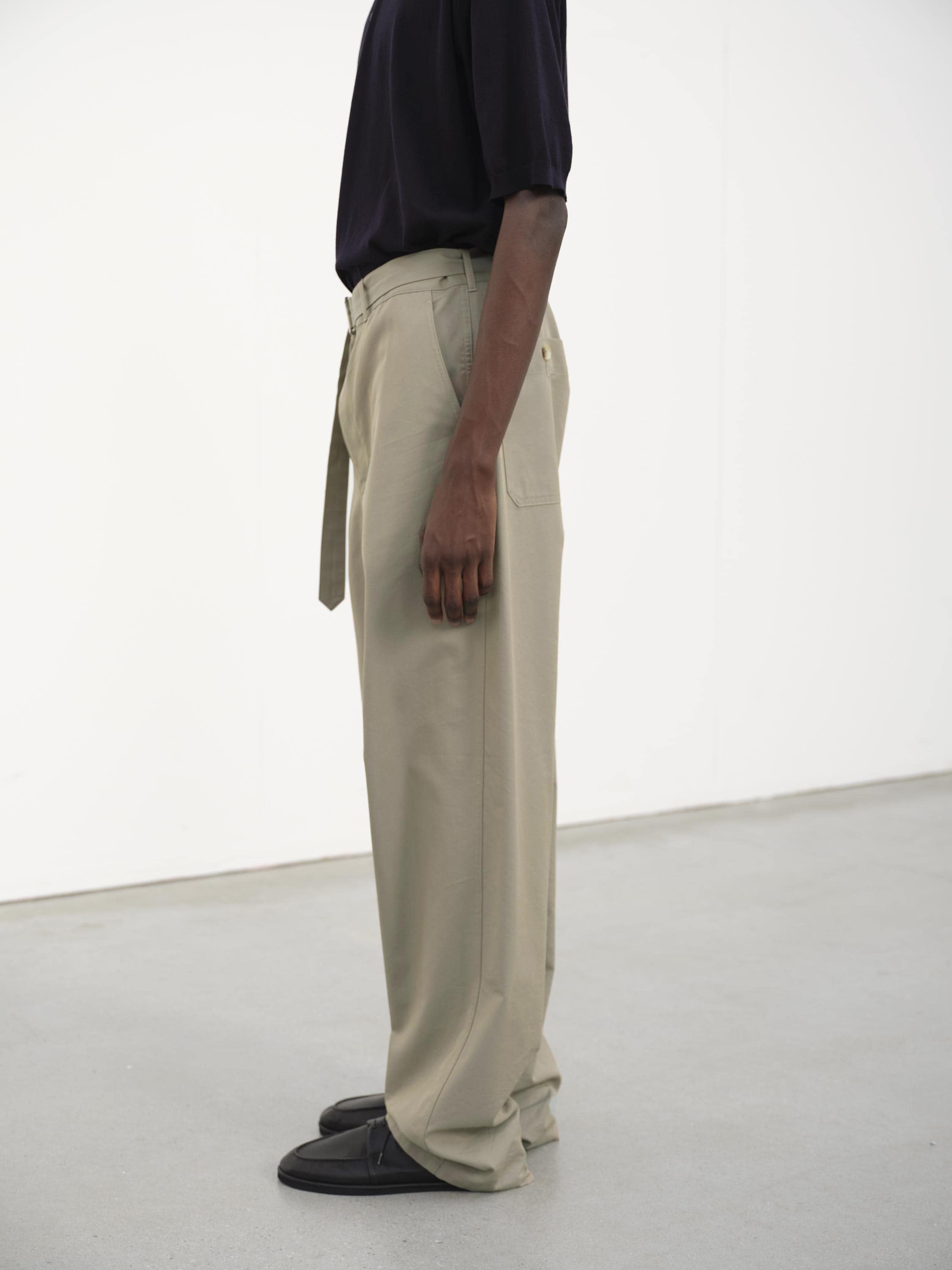 WASHED FINX SILK CHAMBRAY BELTED PANTS