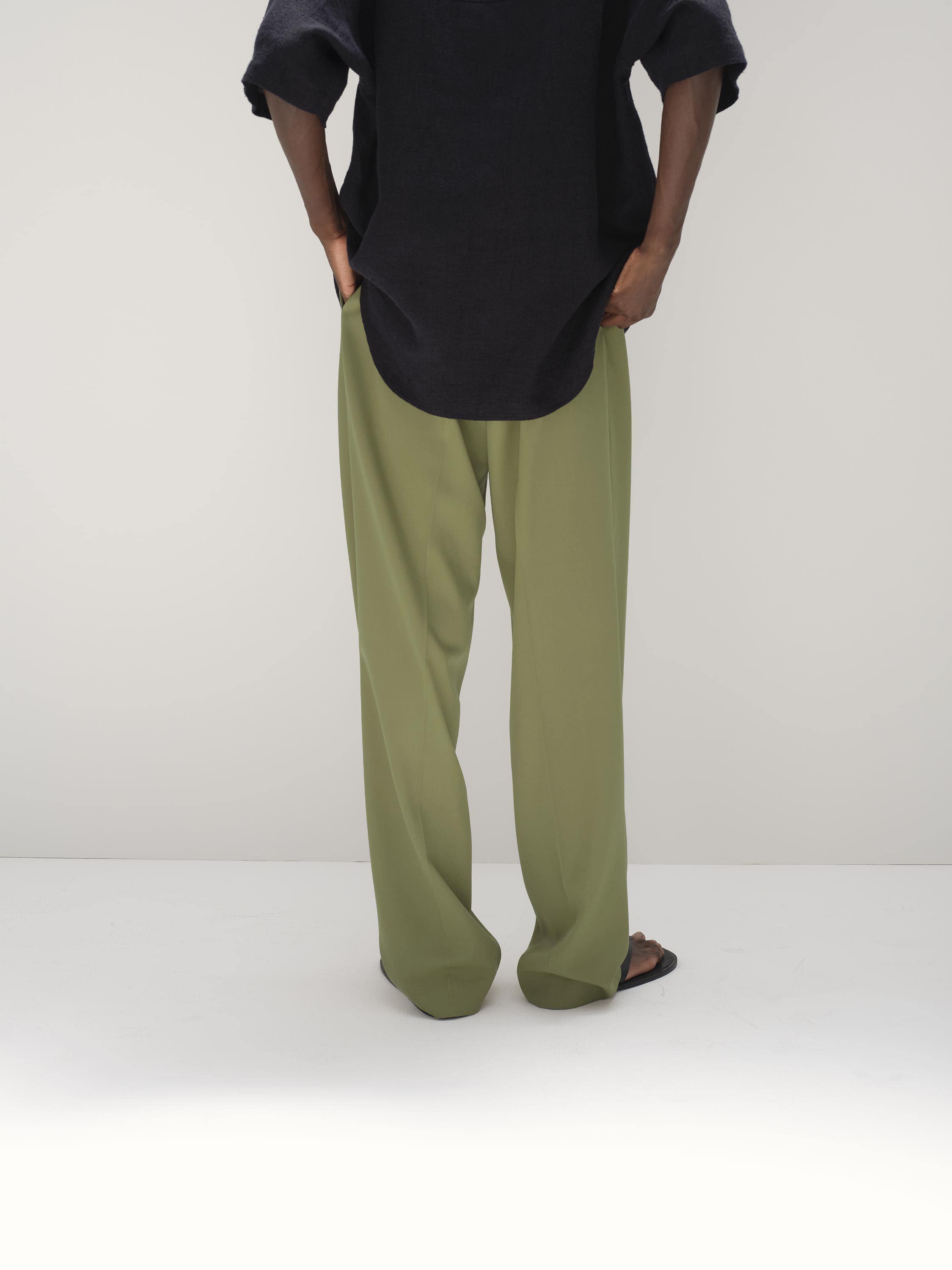 LIGHT WOOL MAX GABARDINE TWO-TUCK SLACKS