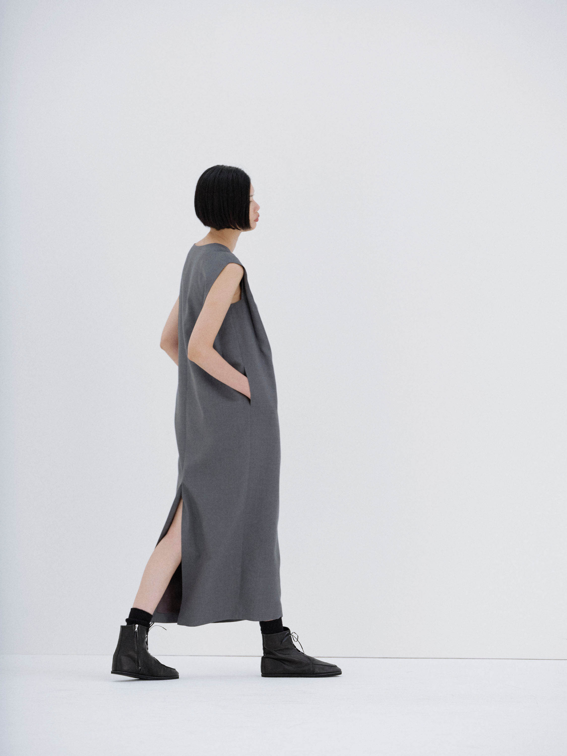 STRUCTURED WOOL DOUBLE CLOTH SLEEVELESS DRESS 詳細画像 TOP GRAY 3
