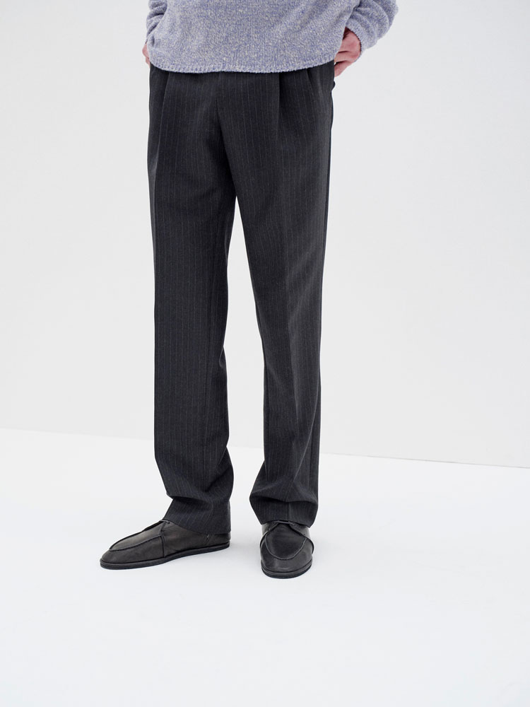 BLUEFACED WOOL TWO-TUCK SLACKS