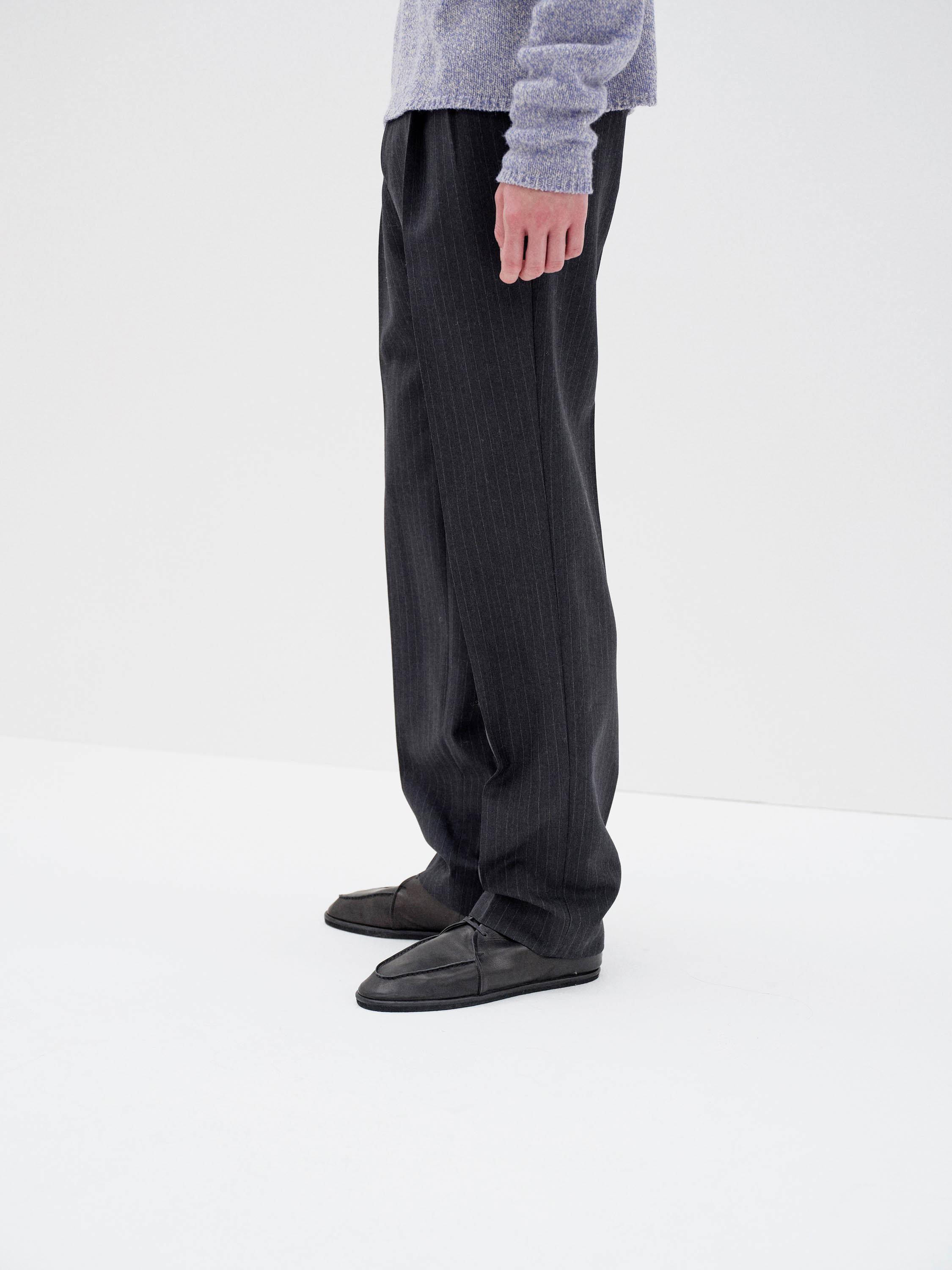 BLUEFACED WOOL TWO-TUCK SLACKS 詳細画像 CHARCOAL NAVY STRIPE 3