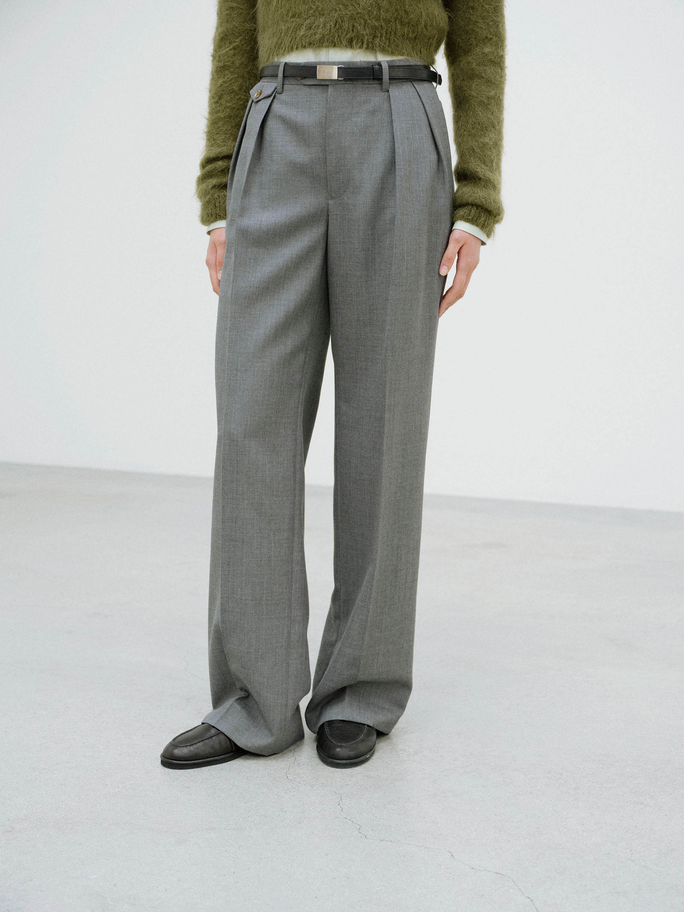 BLUEFACED WOOL TWO-TUCK SLACKS - AURALEE Official Website
