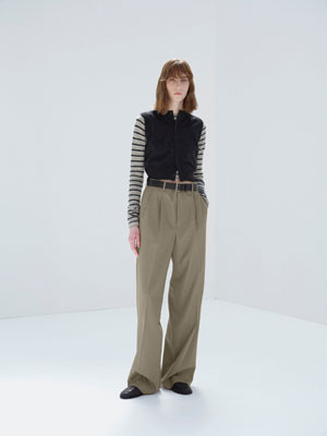 LIGHT WOOL MAX GABARDINE TWO-TUCK SLACKS