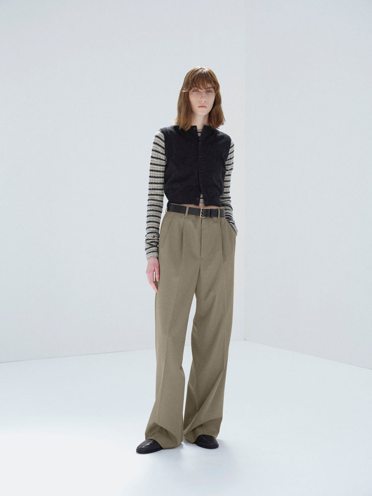 LIGHT WOOL MAX GABARDINE TWO-TUCK SLACKS