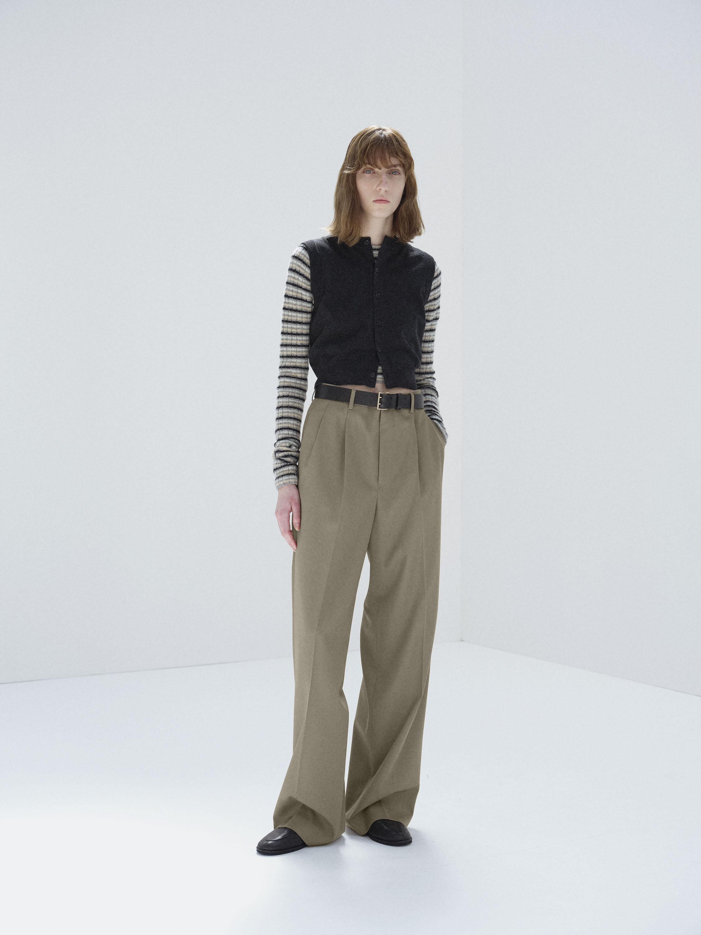 LIGHT WOOL MAX GABARDINE TWO-TUCK SLACKS 詳細画像 KHAKI CHAMBRAY 1