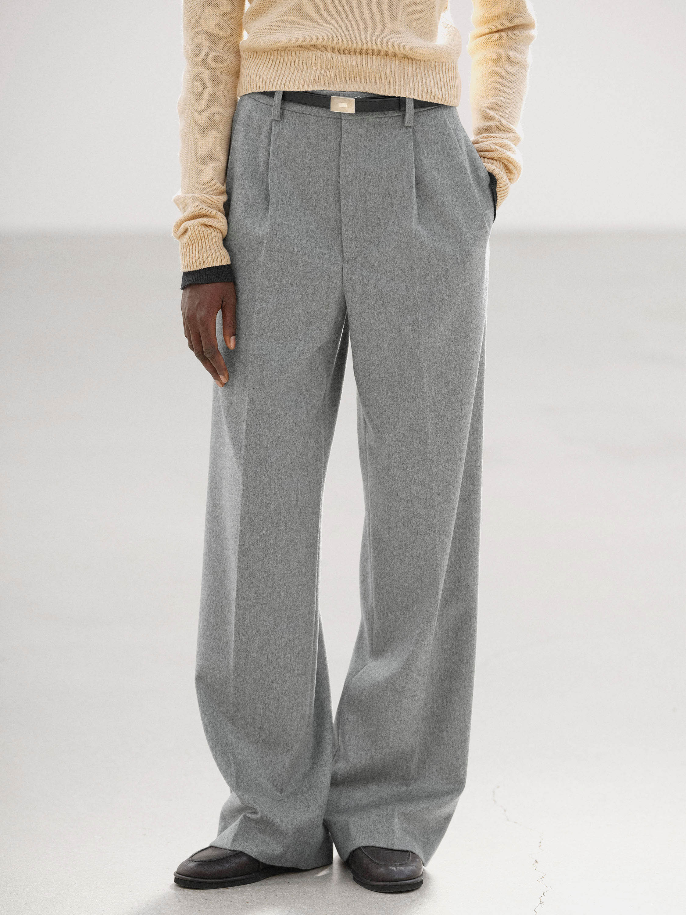 CASHMERE MOLESKIN TWO-TUCK SLACKS 詳細画像 TOP GRAY 2
