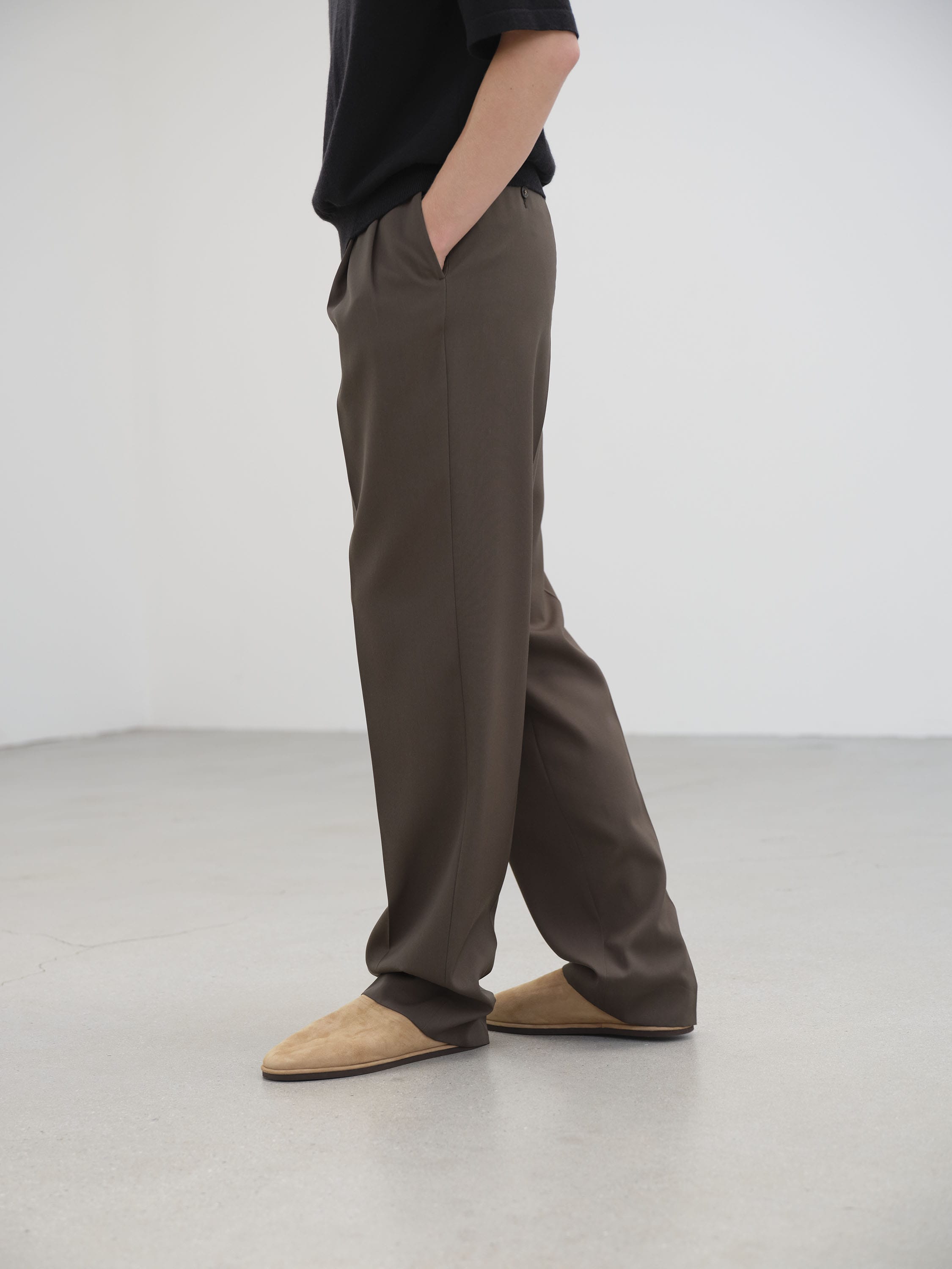 LIGHT WOOL MAX GABARDINE TWO-TUCK SLACKS 詳細画像 DARK BROWN 3