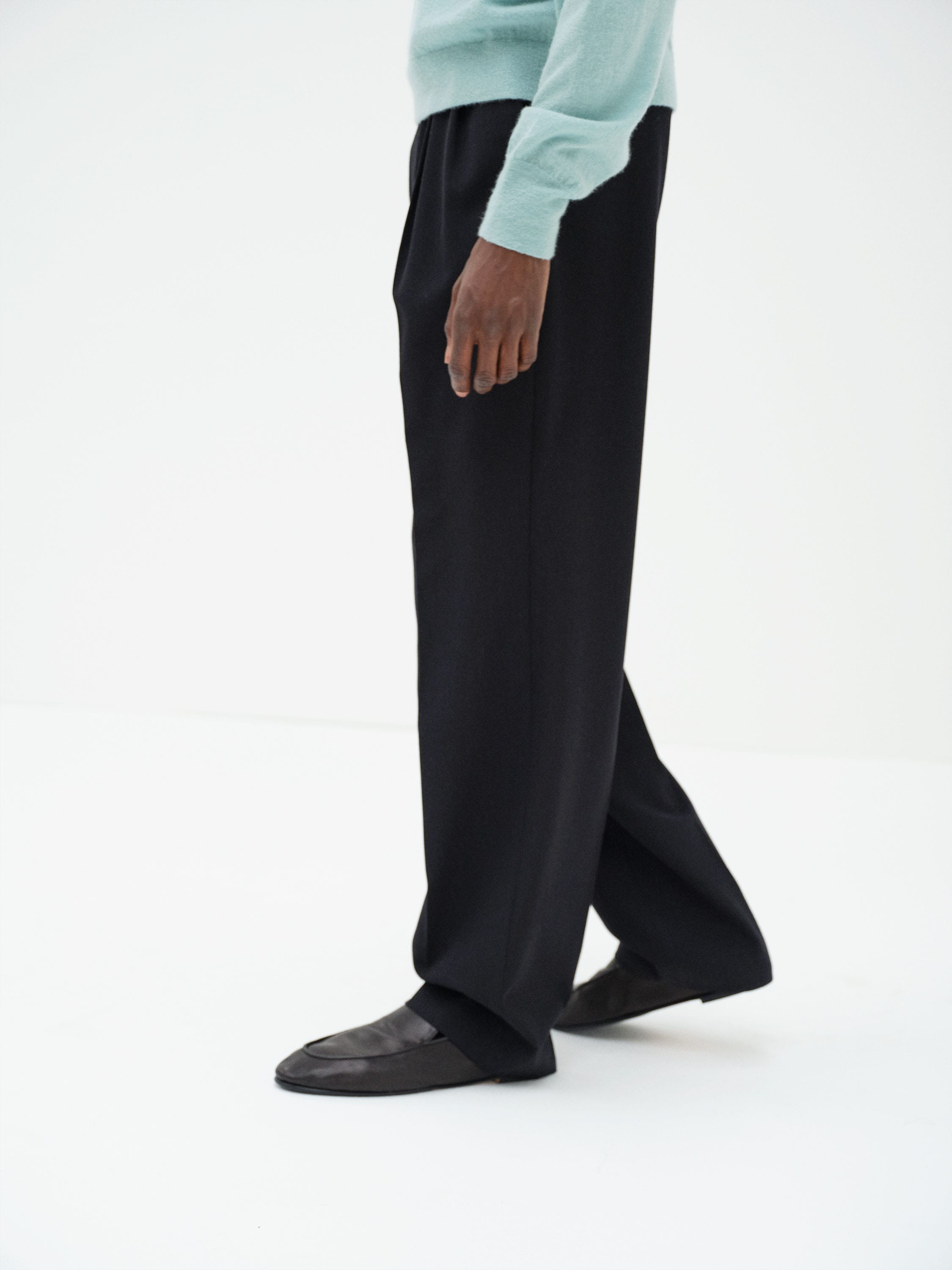 LIGHT WOOL MAX GABARDINE TWO-TUCK SLACKS 詳細画像 TOP BLACK 3