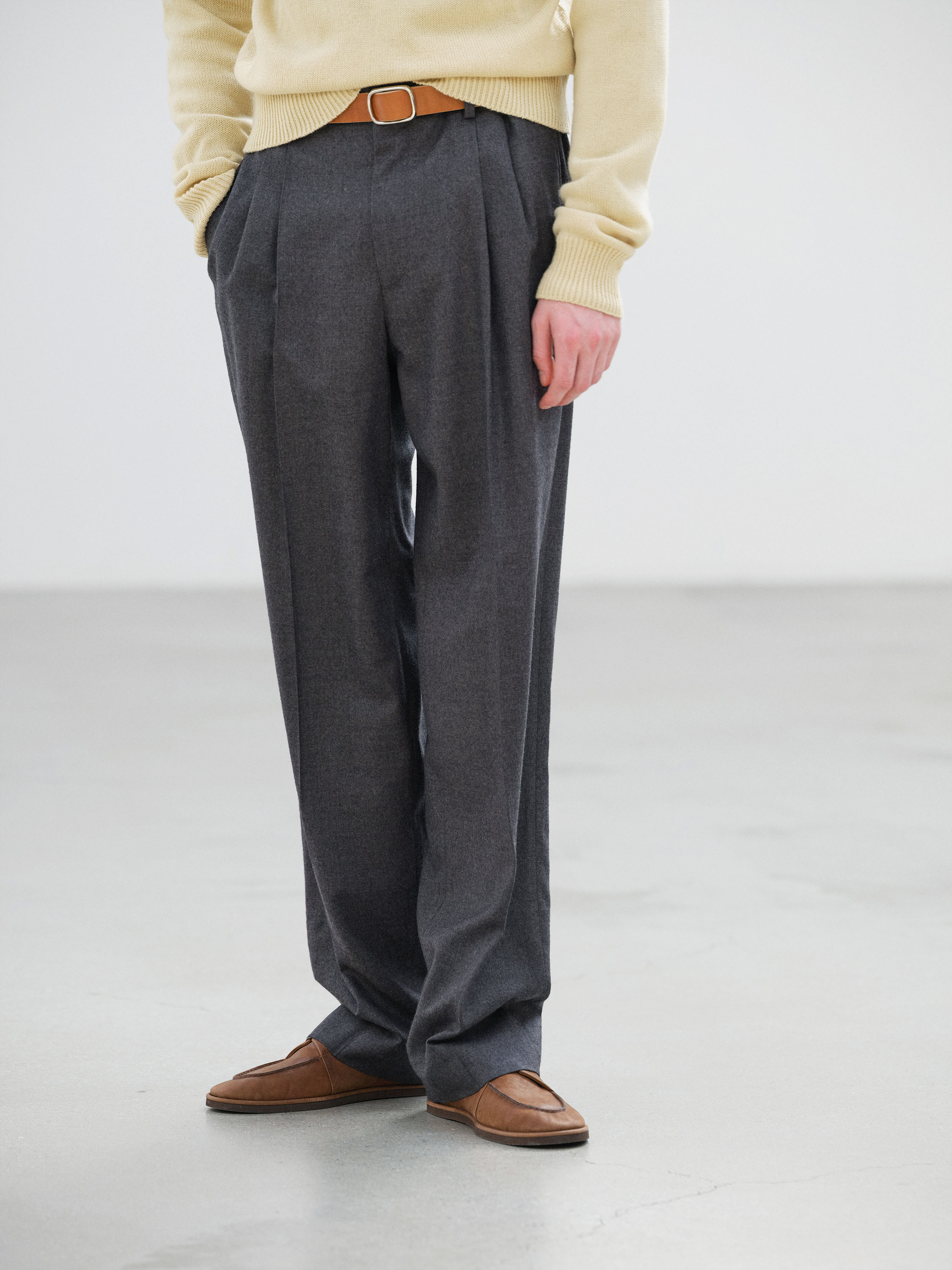 SUPER LIGHT WOOL TWO-TUCK SLACKS 詳細画像 TOP CHARCOAL 1