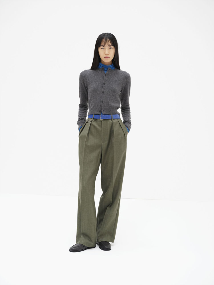 BLUEFACED WOOL TWO-TUCK SLACKS - AURALEE Official Website
