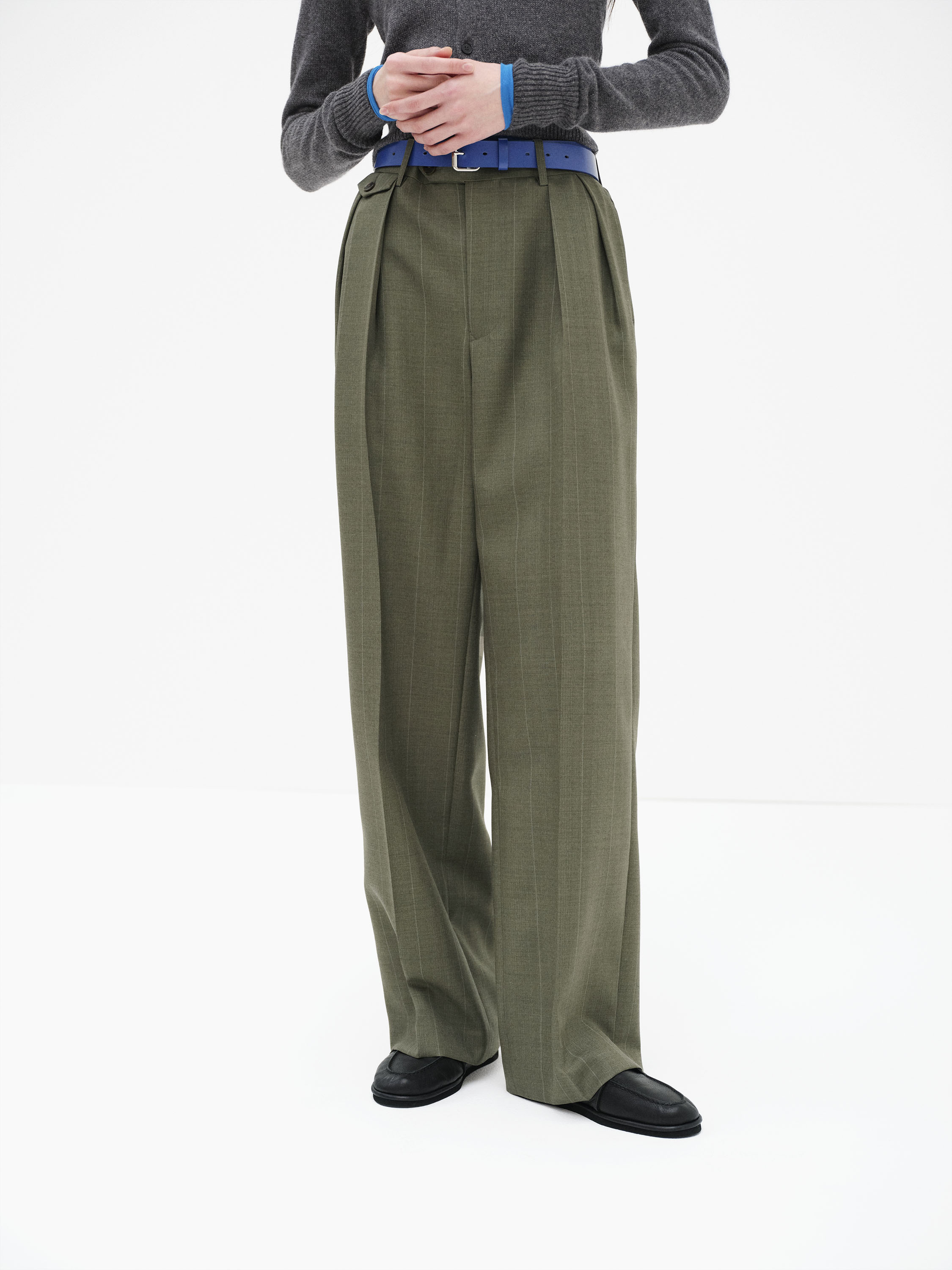 BLUEFACED WOOL TWO-TUCK SLACKS - AURALEE Official Website