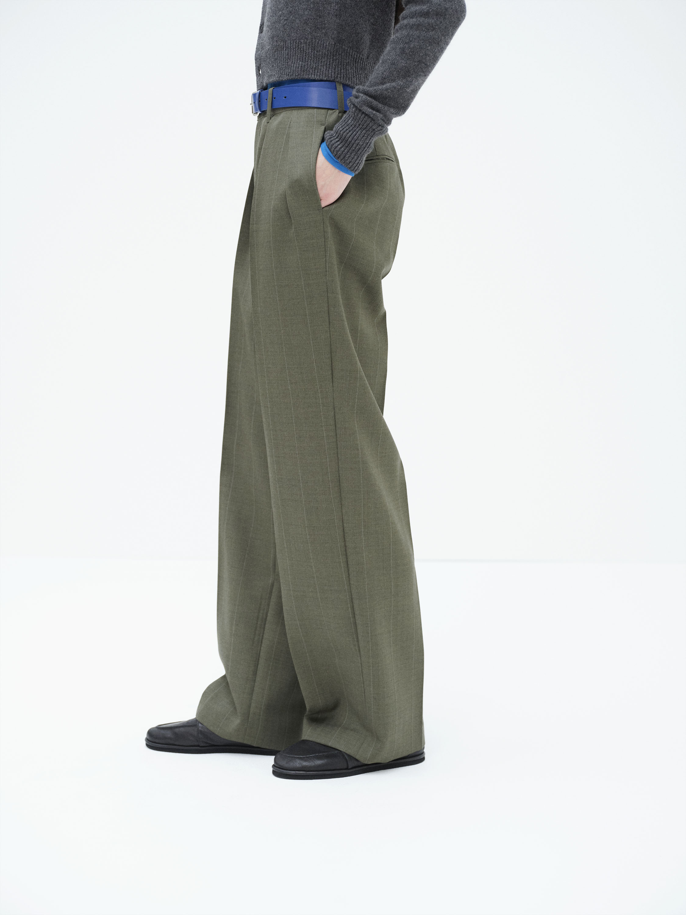 BLUEFACED WOOL TWO-TUCK SLACKS - AURALEE Official Website