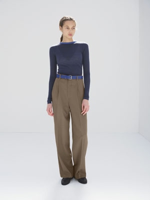 LIGHT WOOL MAX GABARDINE TWO-TUCK SLACKS - AURALEE Official Website