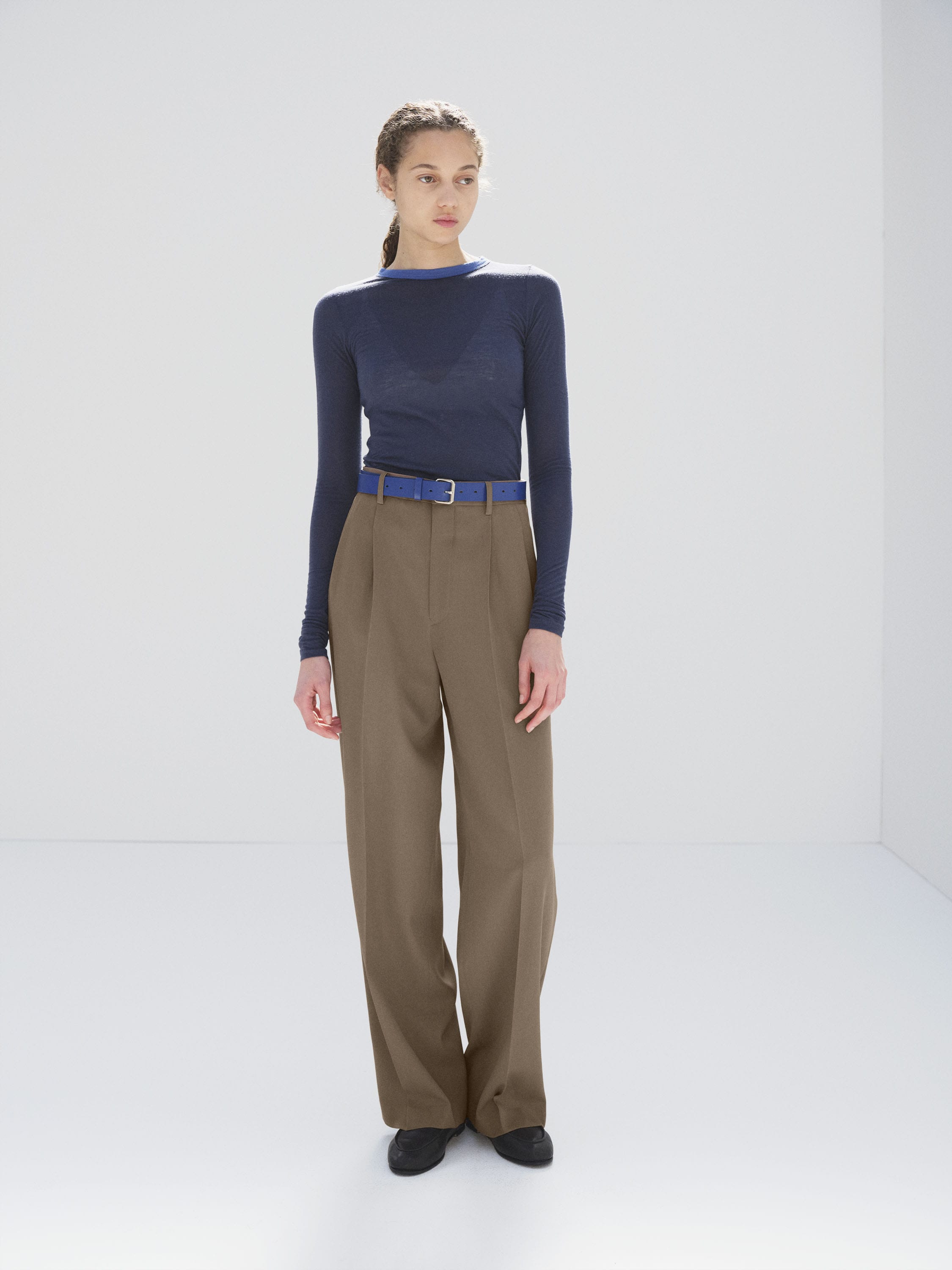 LIGHT WOOL MAX GABARDINE TWO-TUCK SLACKS - AURALEE Official Website