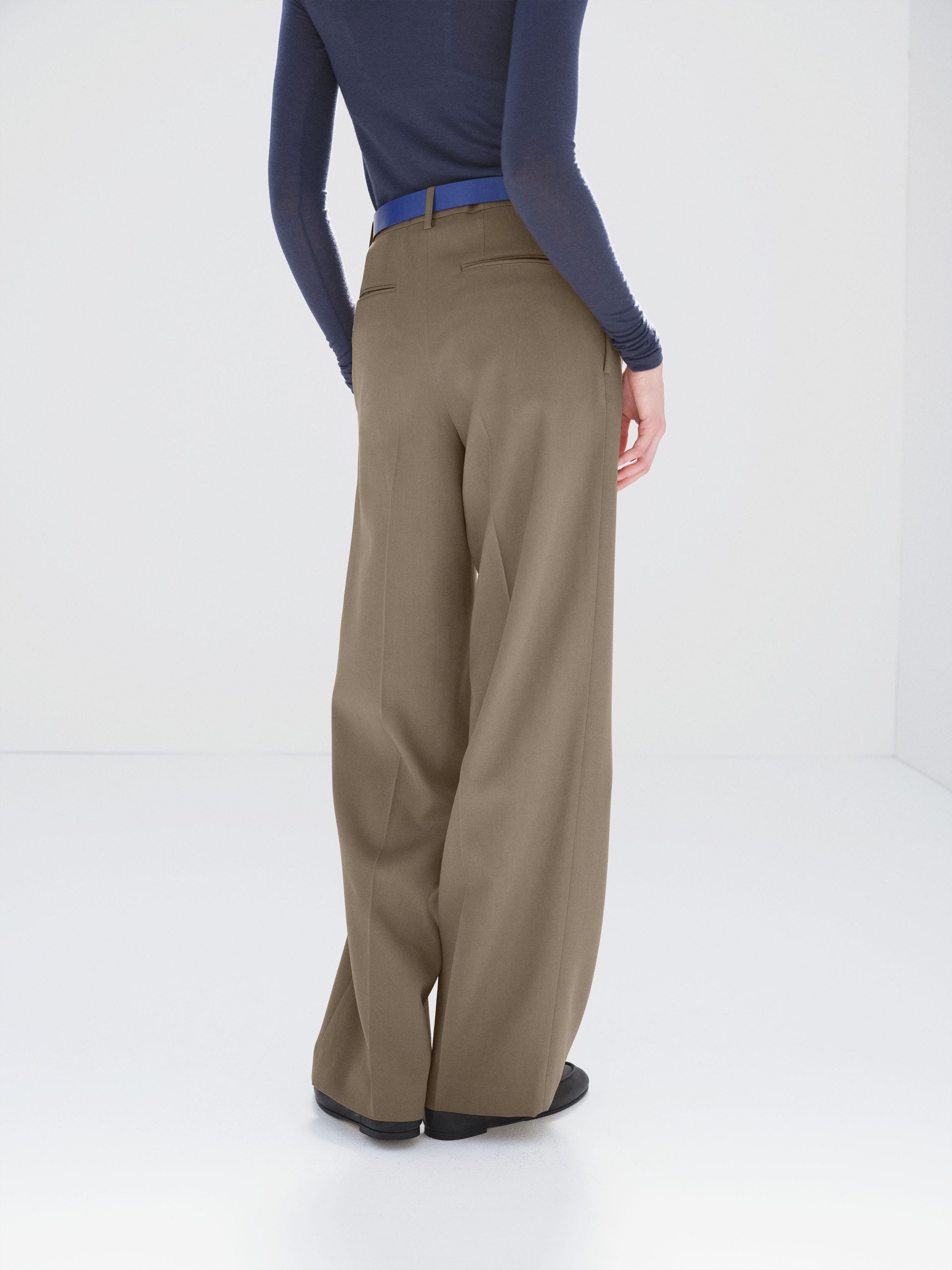 LIGHT WOOL MAX GABARDINE TWO-TUCK SLACKS - AURALEE Official Website