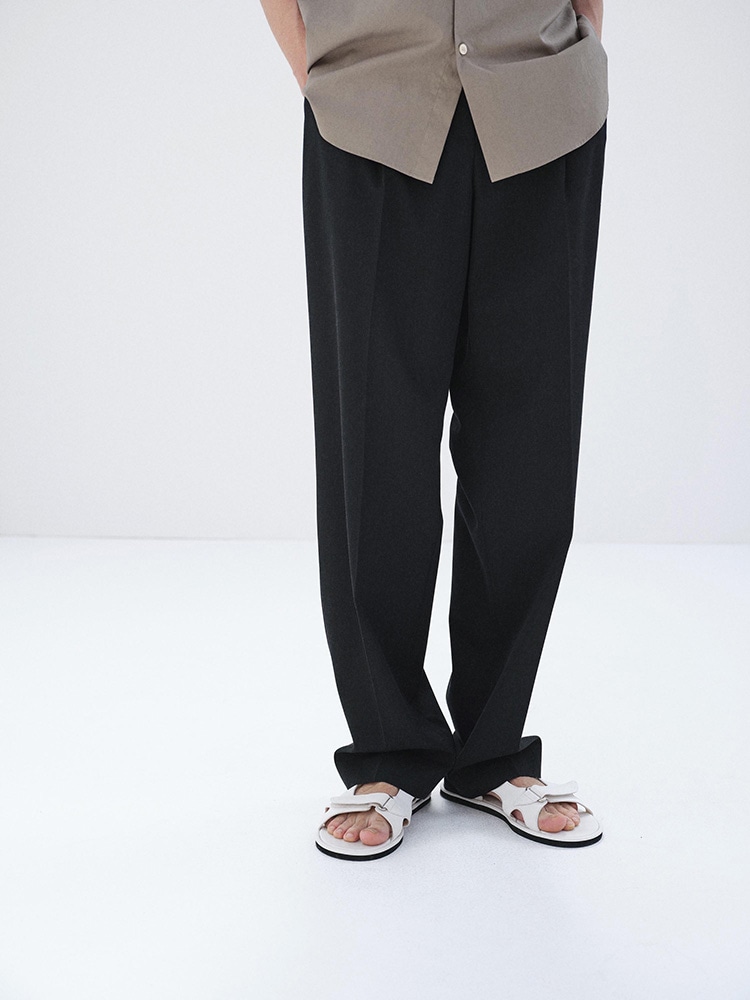 LIGHT WOOL MAX GABARDINE TWO-TUCK SLACKS - AURALEE Official Website