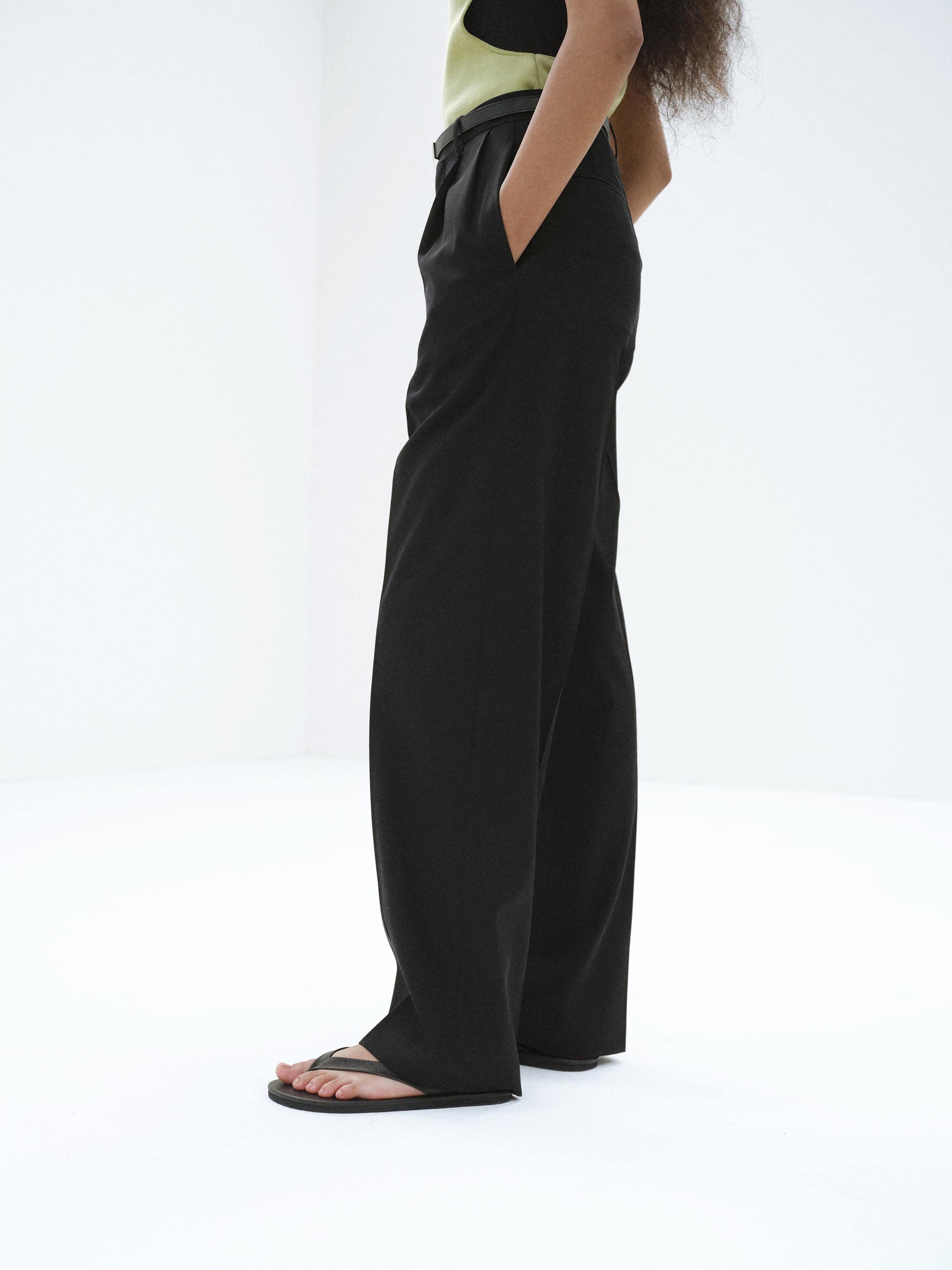 LIGHT WOOL MAX GABARDINE TWO-TUCK SLACKS 詳細画像 TOP BLACK 3