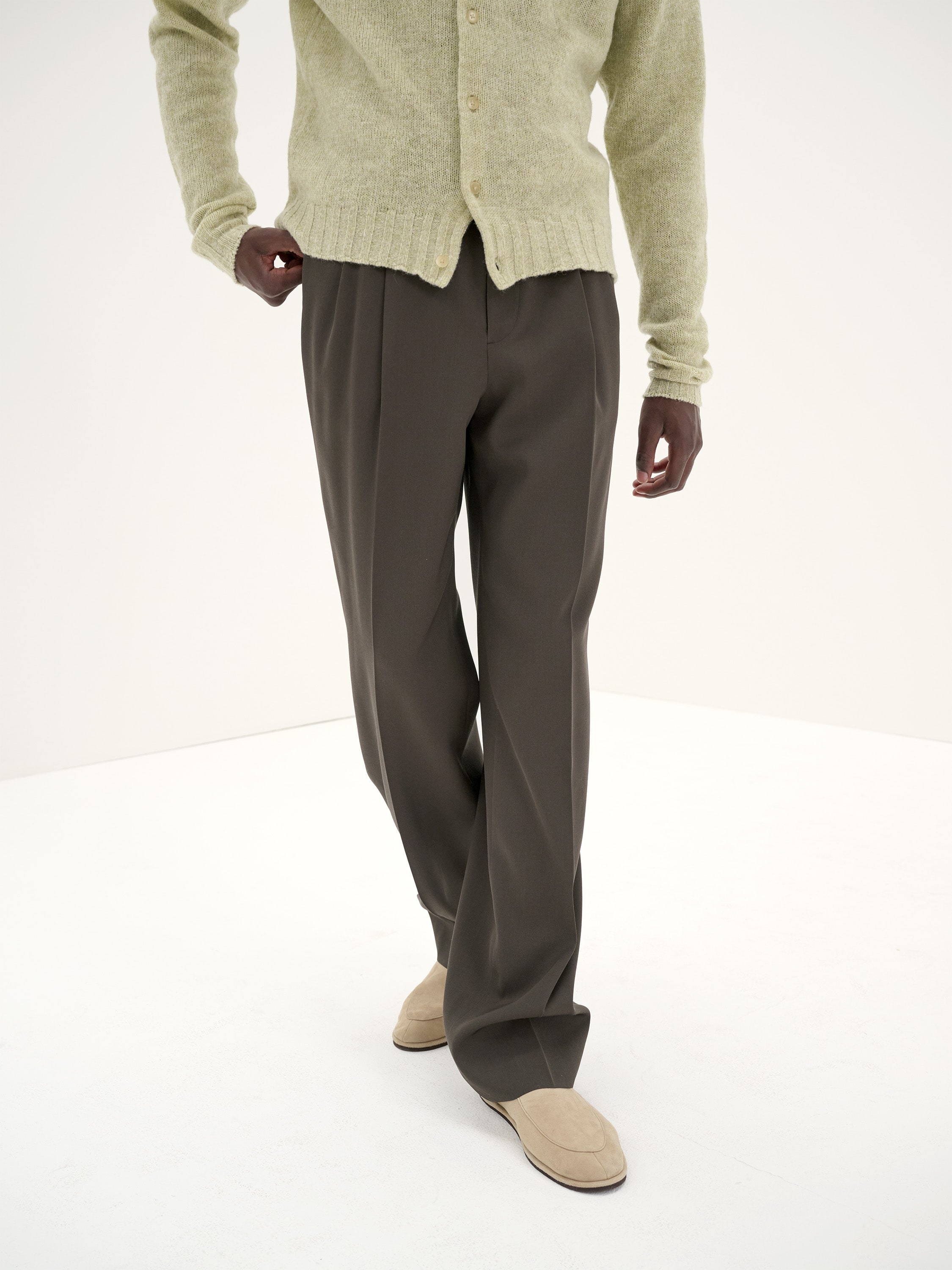 LIGHT WOOL MAX GABARDINE TWO-TUCK SLACKS - AURALEE Official Website