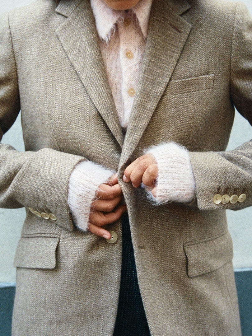 Marie wears Organic Cotton Cashmere Wool Tweed Jacket in Top Beige and Brushed Super Kid Mohair Knit Polo in Light Pink